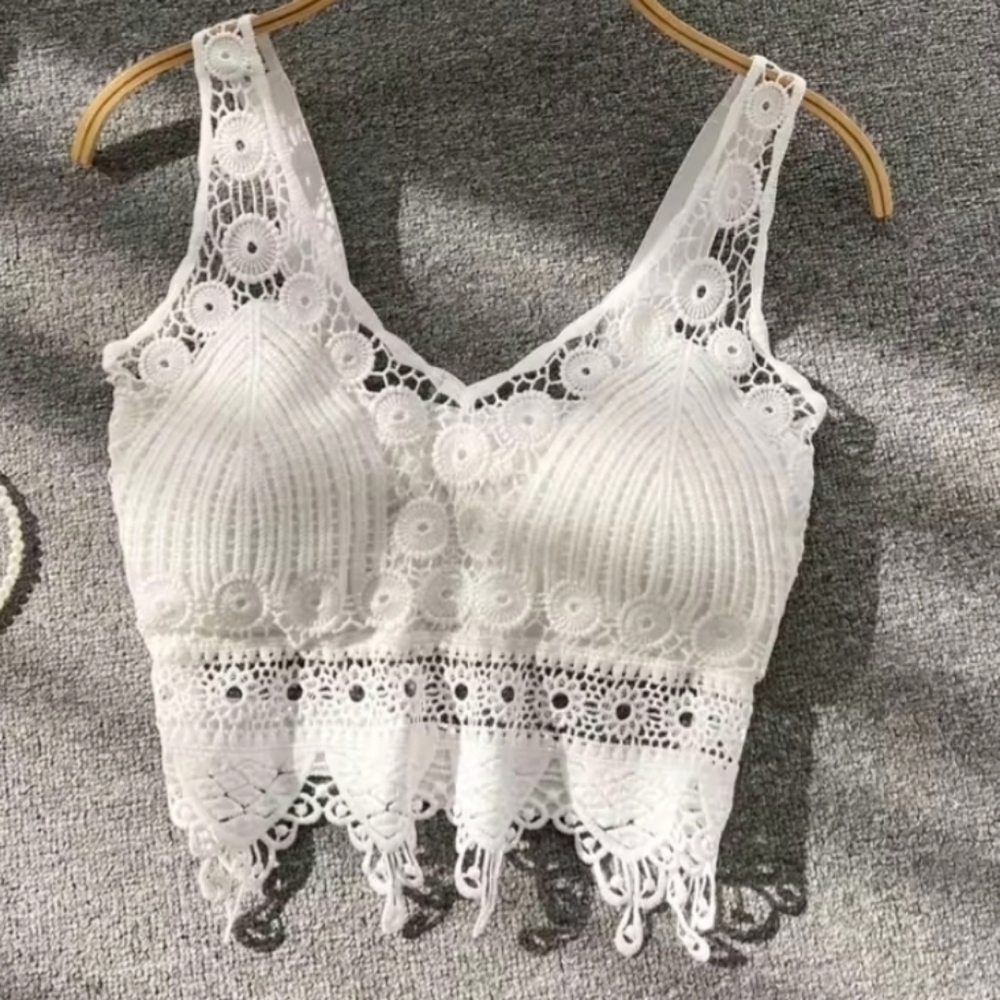 White crochet lace crop top size Small w built in padded bra
